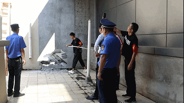 南昌一公寓樓屋頂消防疏散通道被違法占用，多部門聯(lián)合強(qiáng)制拆除圖1